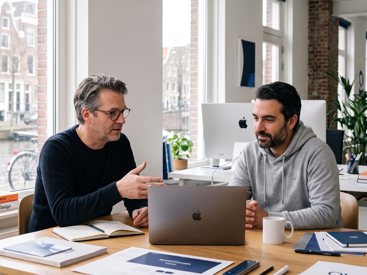 De mensen achter OnlineVooruit aan het werk